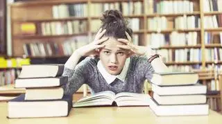 Uczennica studentka uczy się przed egzaminem