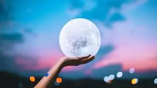 Księżyc na dłoni