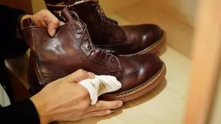 Jak skutecznie czyścić buty sodą oczyszczoną?