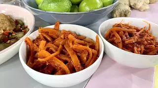 Pieczone kolorowe marchewki z sosem tahinowym - wykwintny pomysł na obiad
