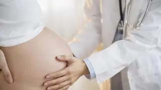Kobieta w ciąży badana przez lekarza