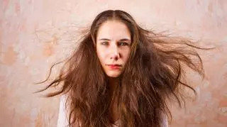 Kobieta z naelektryzowanymi włosami