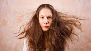 Kobieta z naelektryzowanymi włosami