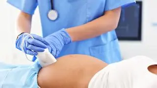 Kobieta w ciąży w czasie badania USG