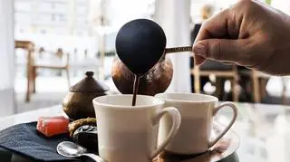 Czarna kawa rozlewana na dwa kubki