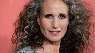 Andie MacDowell na ceremonii otwarcia 47. Festiwalu Filmowego w Cannes