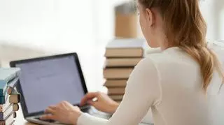 dziewczynka uczy się przy komputerze