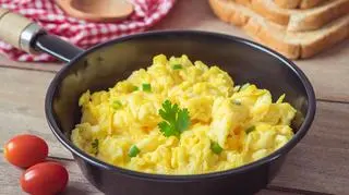 Jajecznica z tofu – jak przygotować? Przepis krok po kroku