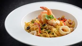 Makaron z krewetkami na białym talerzu