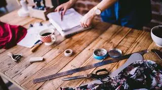 stół z różnymi narzędziami