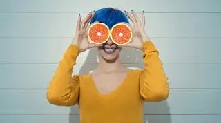 Kobieta z niebieskimi włosami