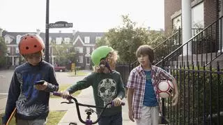 Chłopiez z rowerem chłopiec deskorolką i chłopiec z piłką