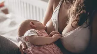 Kobieta karmi piersią dziecko