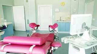 Gabinet ginekologiczny z różowym fotelem. 