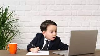 Dziecko pracujące przed komputerem 