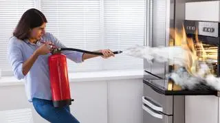 Kobieta gasi pożar w kuchni