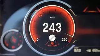 Elektroniczny prędkościomierz wskazujący 243 km/h
