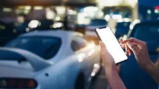 Samochód i telefon komórkowy