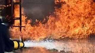 Strażak gasi pożar