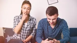 "Potajemnie czytam maile i SMS-y partnera". Jakie konsekwencje dla związku ma taka inwigilacja?