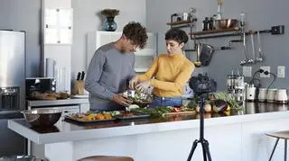 Para, która gotuje w kuchni 