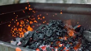 węgiel drzewny płonący na grillu