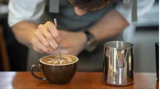 Latte art – jak zrobić wzorki na kawie krok po kroku?