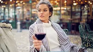 Kobieta pije wino