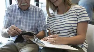 Małżeństwo podpisuje umowę ubezpieczeniową