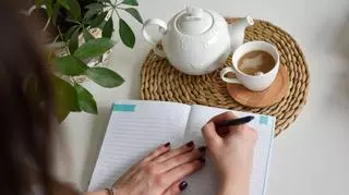 notatki, pisanie, picie herbaty