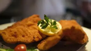 Kotlet po szwajcarsku smażony przybrany cytryną