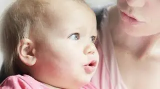 mama spiewa niemowleciu zblizenie na twarze