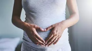 kobieta w ciąży z dłońmi na brzuchu