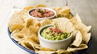 Chipsy z tortilli i dwa dipy