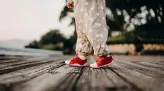 dziecko, nogi, spacer