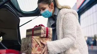 Kobieta pakuje prezenty do auta