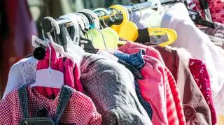 Kupowanie ubrań dla dzieci w lumpeksie - przedsiębiorczość czy "ohyda"? Zdania mam są podzielone