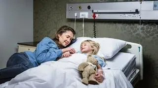 mama z córką na szpitalnym łóżku