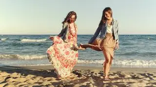 Kobiety na plaży w długich sukienkach