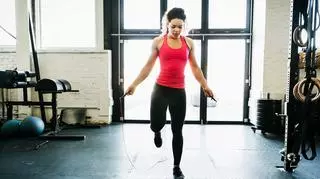 Kobieta skacze na skakance na siłowni