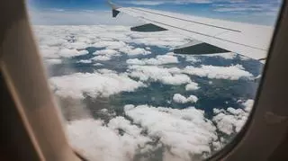 widok z okna samolotu na chmury i skrzydło