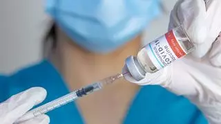 lekarka, która trzyma szczepionkę przeciwko COVID-19