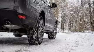 Zbliżenie na opony samochodowe. Samochód na śniegu.