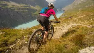 Rowerzysta w górach