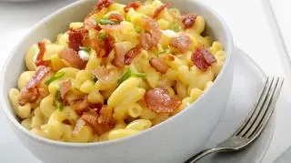 Makaron z kiełbasą w białej misce