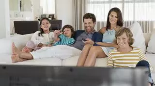Rodzina ogląda telewizję