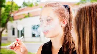 młode dziewczyny palące e-papierosy
