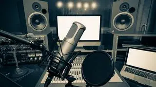 Profesjonalny mikrofon w małym domowym studio
