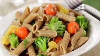 Makaron pełnoziarnisty penne z brokułami i pomidorkami 