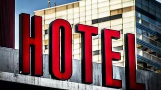 czerwony napis hotel